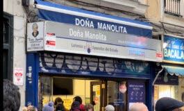 Largas colas en Doña Manolita en el fin de semana previo al sorteo de la Lotería de Navidad