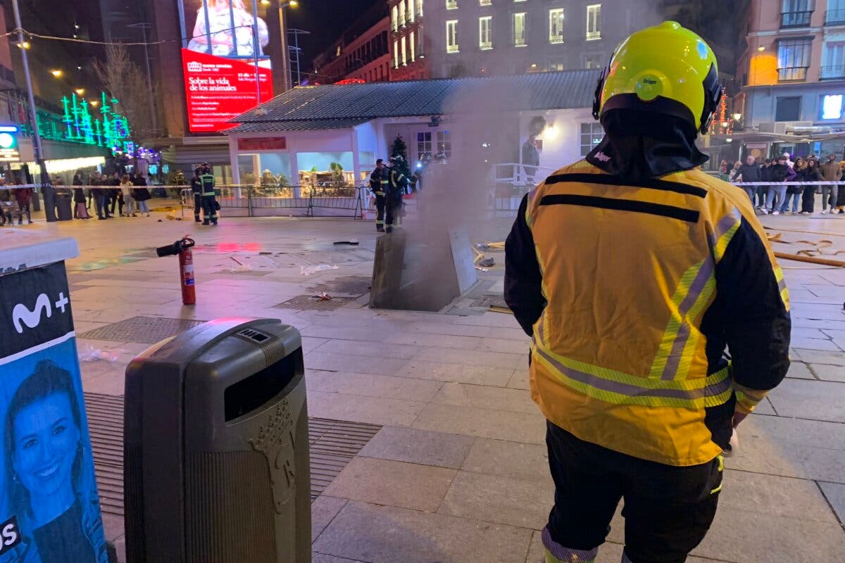 Un incendio en una galería subterránea deja sin luz a 500 viviendas en el centro de Madrid 