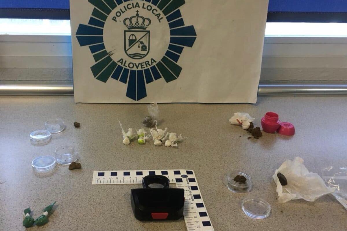 La Policía de Alovera incautó varias dosis de hachís y cocaína y un arma eléctrica en los vermús de Nochebuena