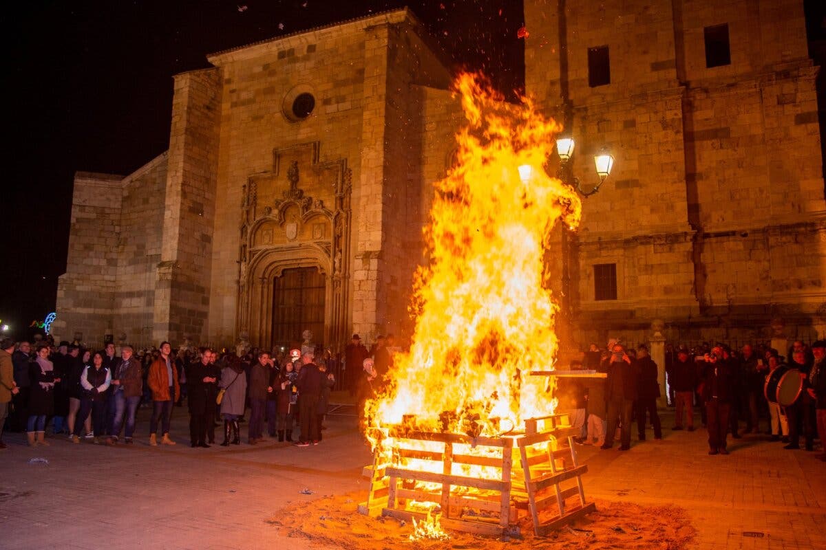 Alcalá de Henares quema en una hoguera la «inflación y la pobreza energética» que sufre España