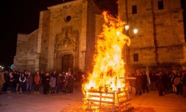 Alcalá de Henares quema en una hoguera la «inflación y la pobreza energética» que sufre España