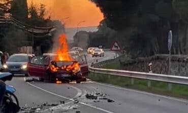 Huye a pie tras chocar con otro coche que acaba incendiado en la M-510