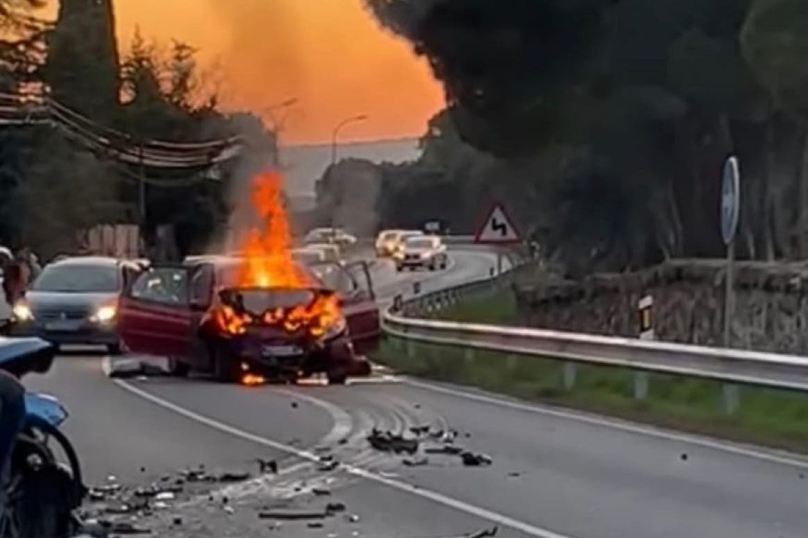 Huye a pie tras chocar con otro coche que acaba incendiado en la M-510