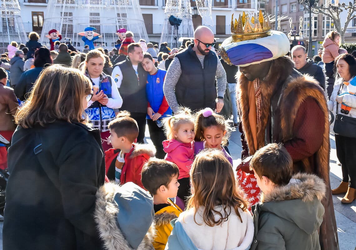 El Rey Baltasar reparte caramelos estos días en el centro de Torrejón de Ardoz