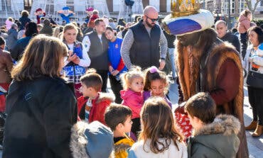 El Rey Baltasar reparte caramelos estos días en el centro de Torrejón de Ardoz