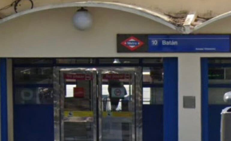Tres «menas» empujan a una joven por las escaleras del Metro de Madrid para robarle el móvil