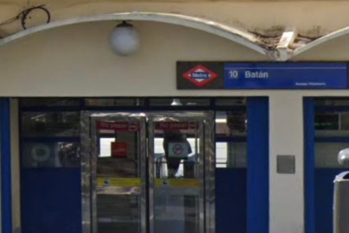 Tres «menas» empujan a una joven por las escaleras del Metro de Madrid para robarle el móvil