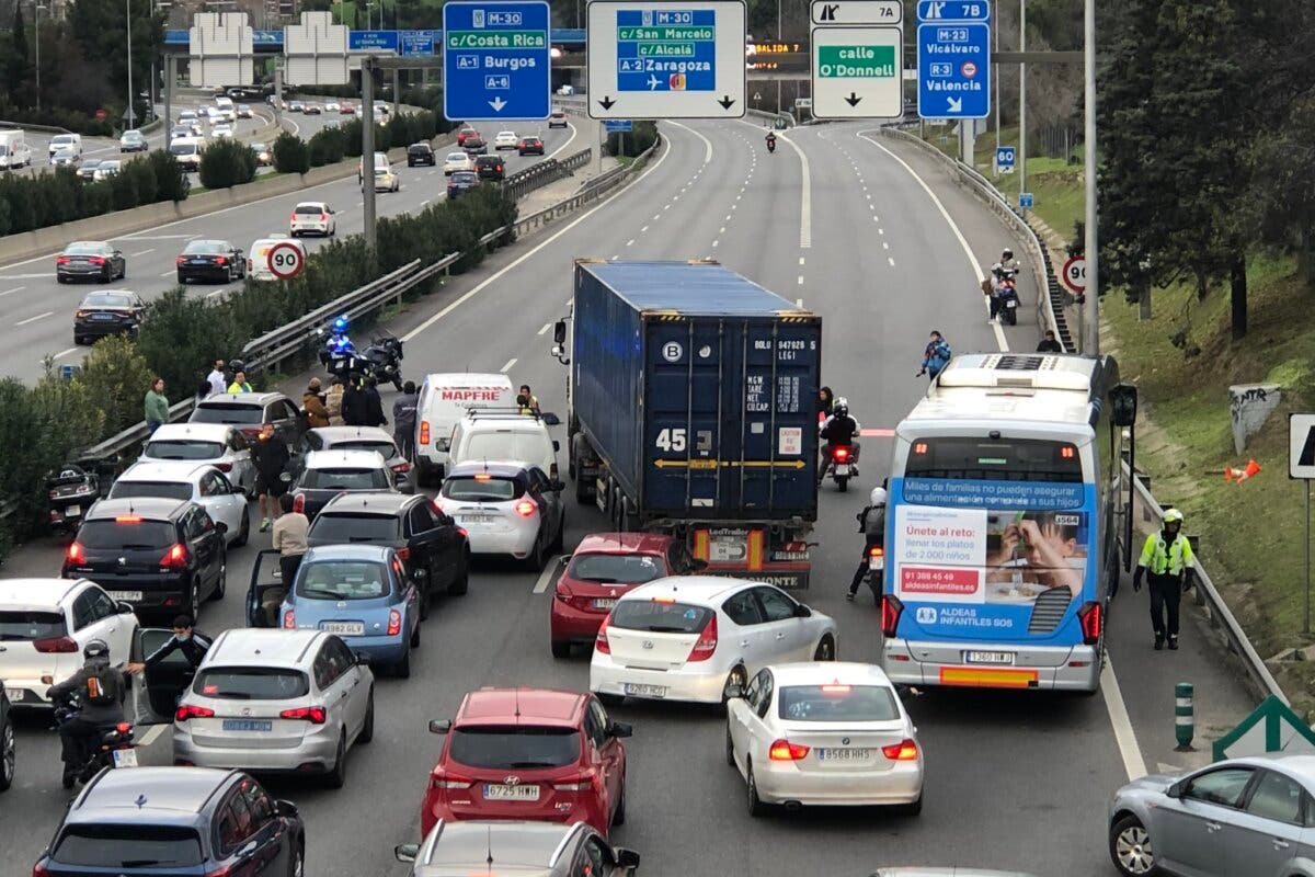 Detenidos siete activistas climáticos por cortar la M30 en plena operación salida