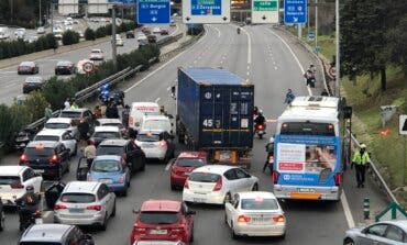 Detenidos siete activistas climáticos por cortar la M30 en plena operación salida