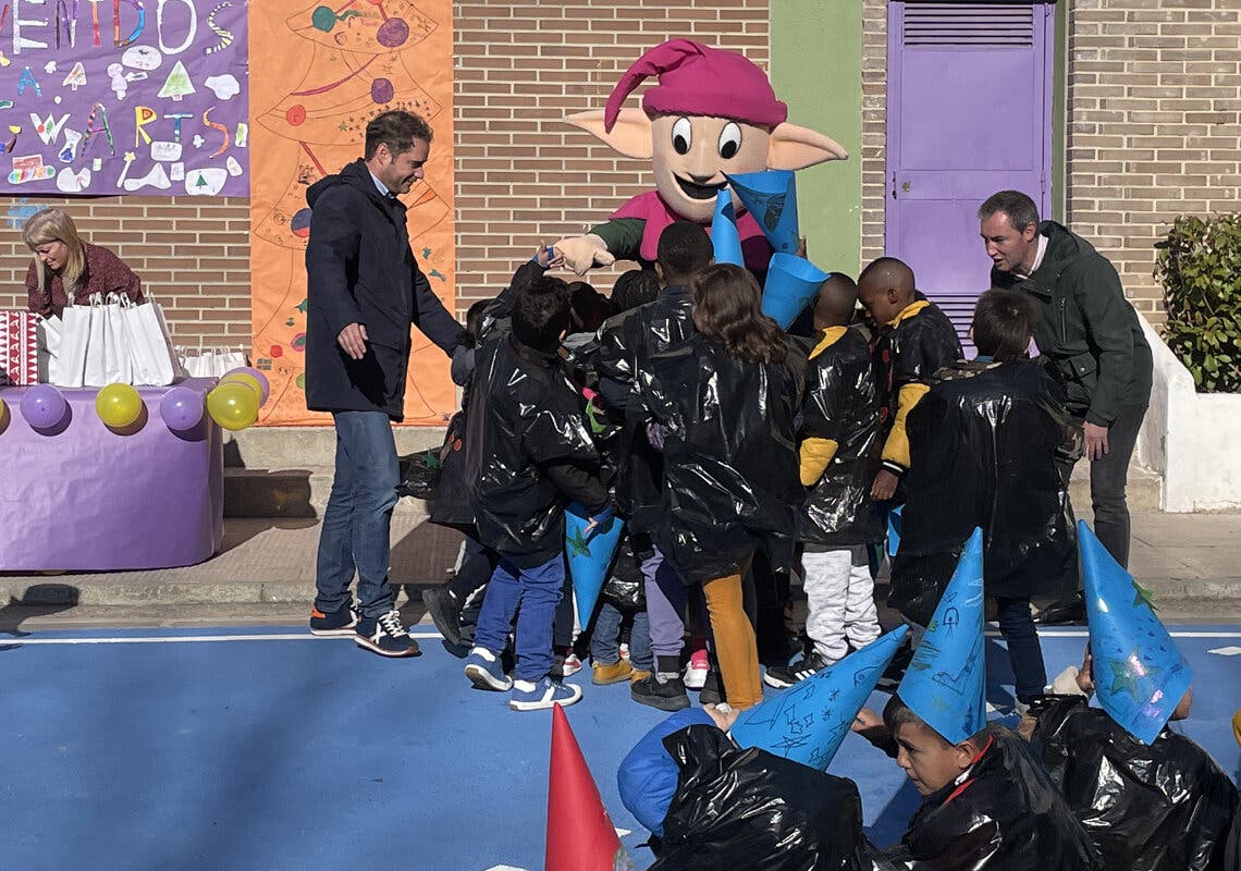 Los Guachis visitan el comedor escolar gratuito puesto en marcha por el Ayuntamiento de Torrejón 