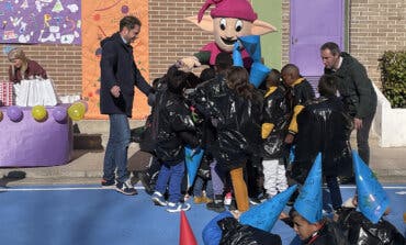 Los Guachis visitan el comedor escolar gratuito puesto en marcha por el Ayuntamiento de Torrejón 