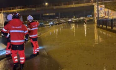 Una decena de coches quedaron ayer atrapados en una gran balsa de agua en Fuenlabrada