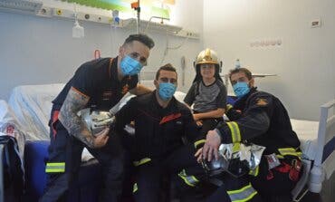 Los Bomberos visitan a los niños y niñas ingresados en el Hospital de Torrejón