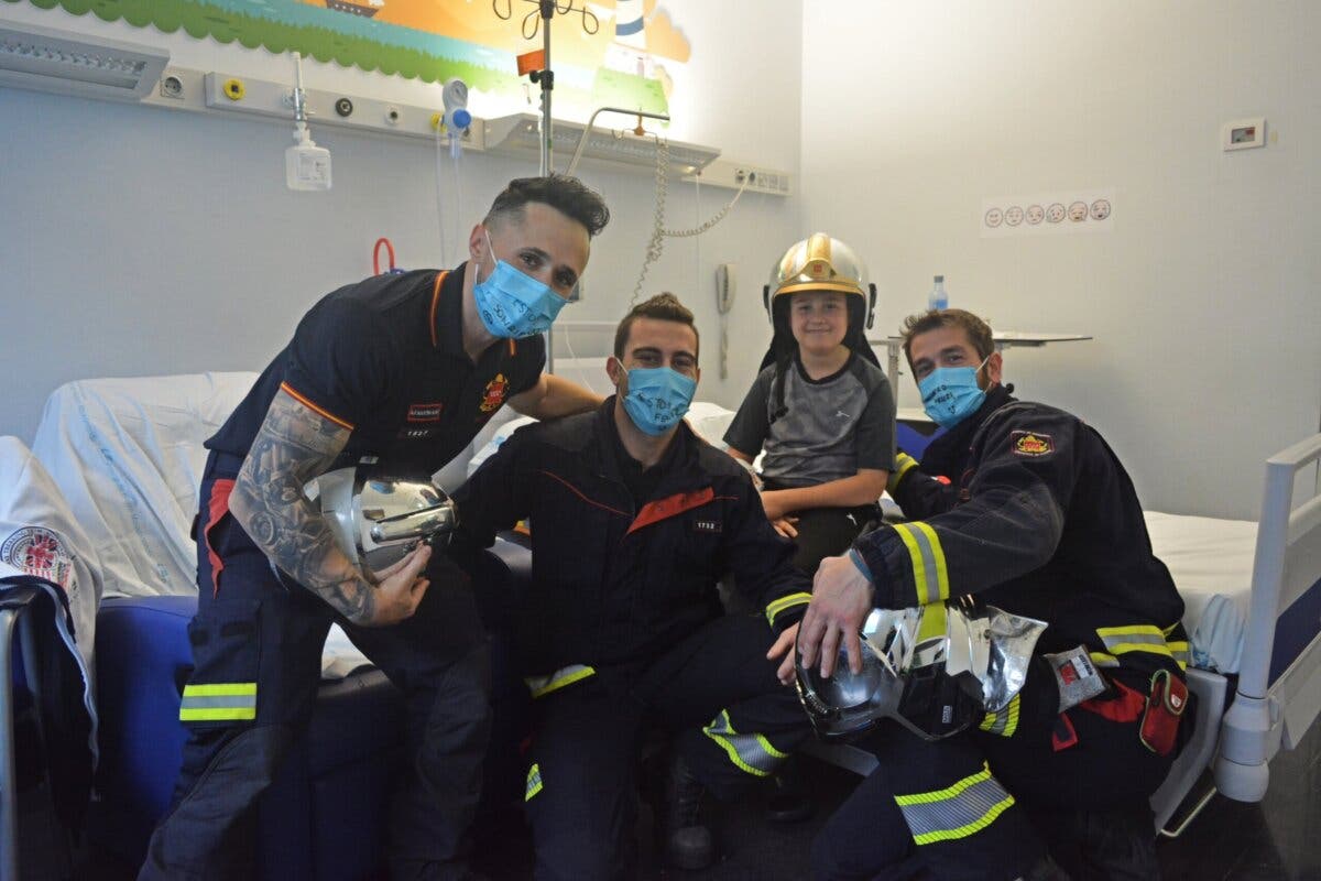 Los Bomberos visitan a los niños y niñas ingresados en el Hospital de Torrejón