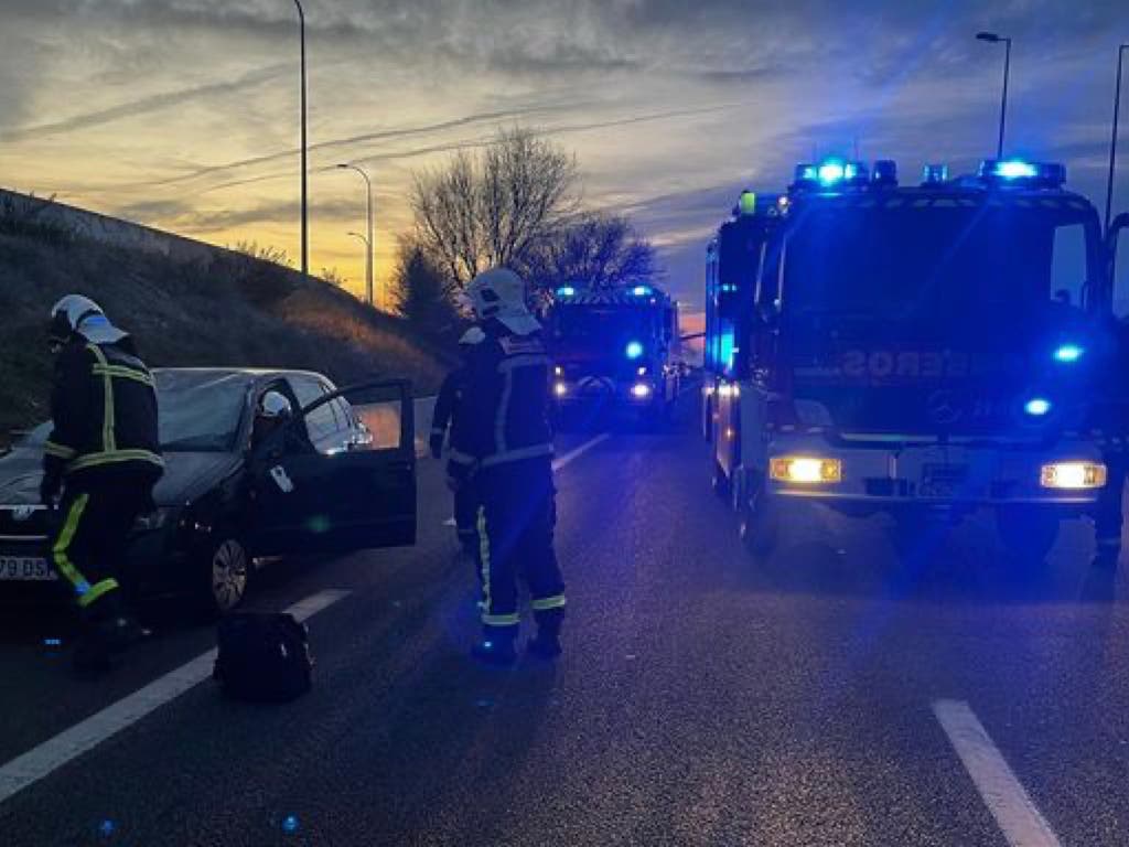 Sale ileso tras volcar su coche en la A-2, en Torrejón de Ardoz