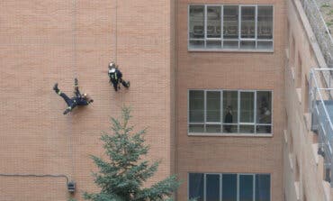 Los Bomberos sorprenden a los niños ingresados en el Hospital de Alcalá de Henares descendiendo desde la azotea
