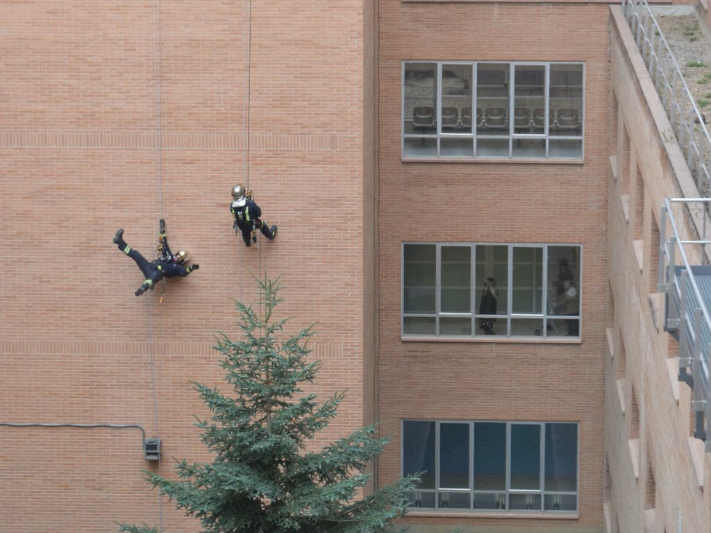 Los Bomberos sorprenden a los niños ingresados en el Hospital de Alcalá de Henares descendiendo desde la azotea