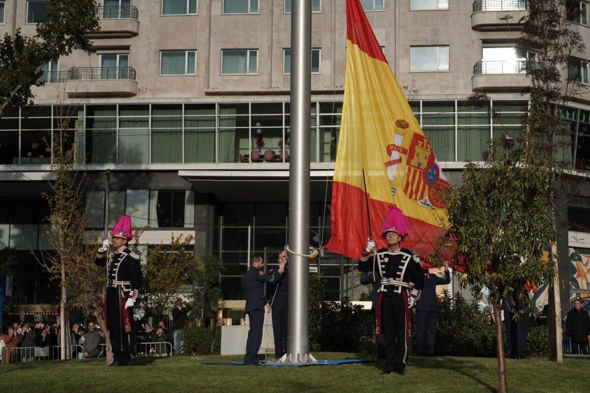 La Plaza de España de Madrid estrena una bandera gigante en un mástil de 18 metros de altura
