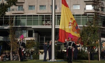 La Plaza de España de Madrid estrena una bandera gigante en un mástil de 18 metros de altura