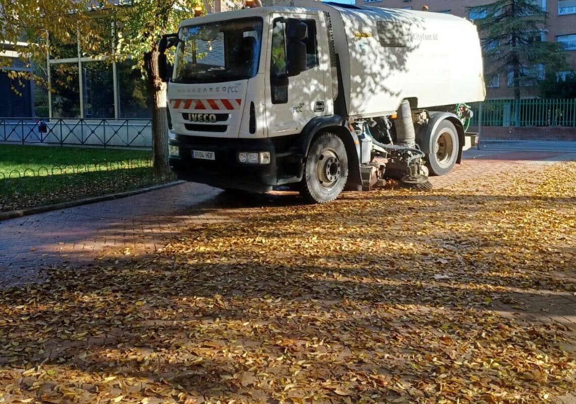 Torrejón de Ardoz pone en marcha un servicio de limpieza especial para recoger las hojas caídas sobre zonas peatonales