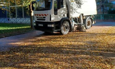 Torrejón de Ardoz pone en marcha un servicio de limpieza especial para recoger las hojas caídas sobre zonas peatonales