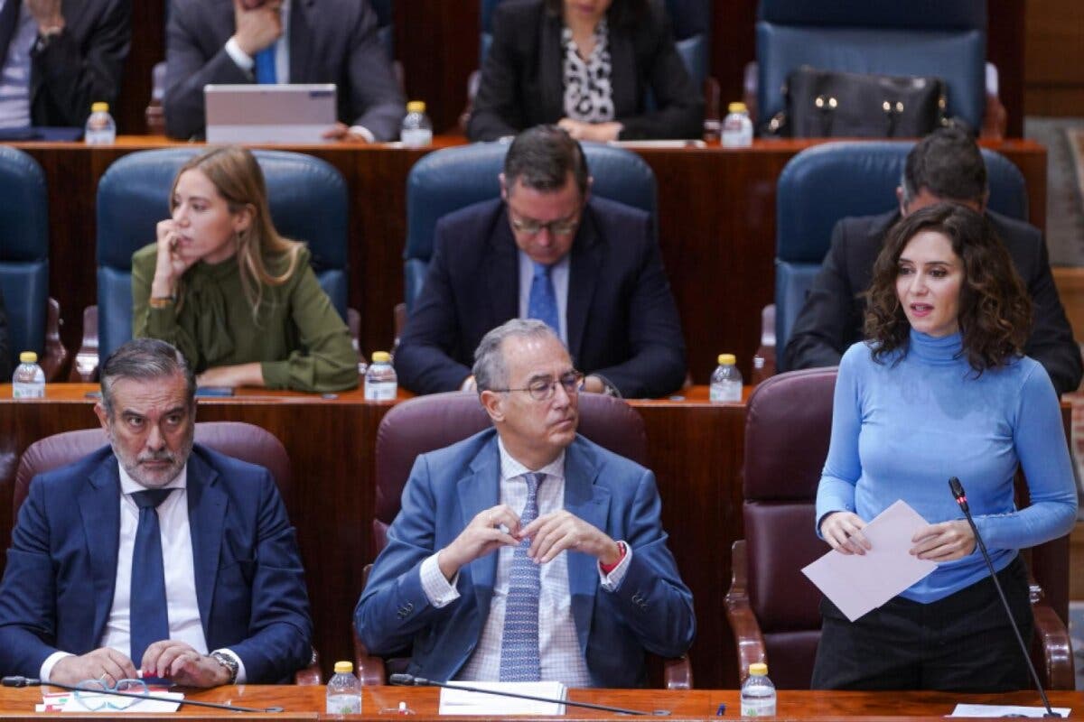 Ayuso logra sacar adelante la Ley Ómnibus que permitirá contratar médicos extracomunitarios desde la próxima semana