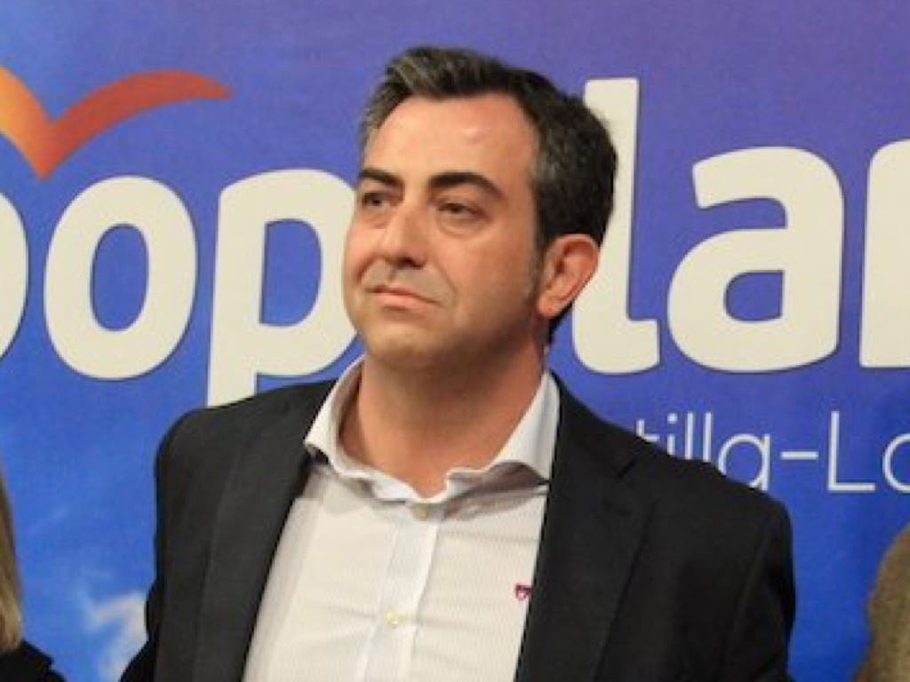 Dimite un concejal del PP de Cabanillas que fue grabado cantando el «Cara al sol»