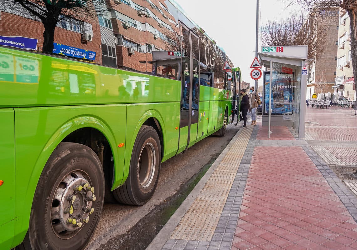 Torrejón de Ardoz reforma 46 paradas de autobús para hacerlas más accesibles