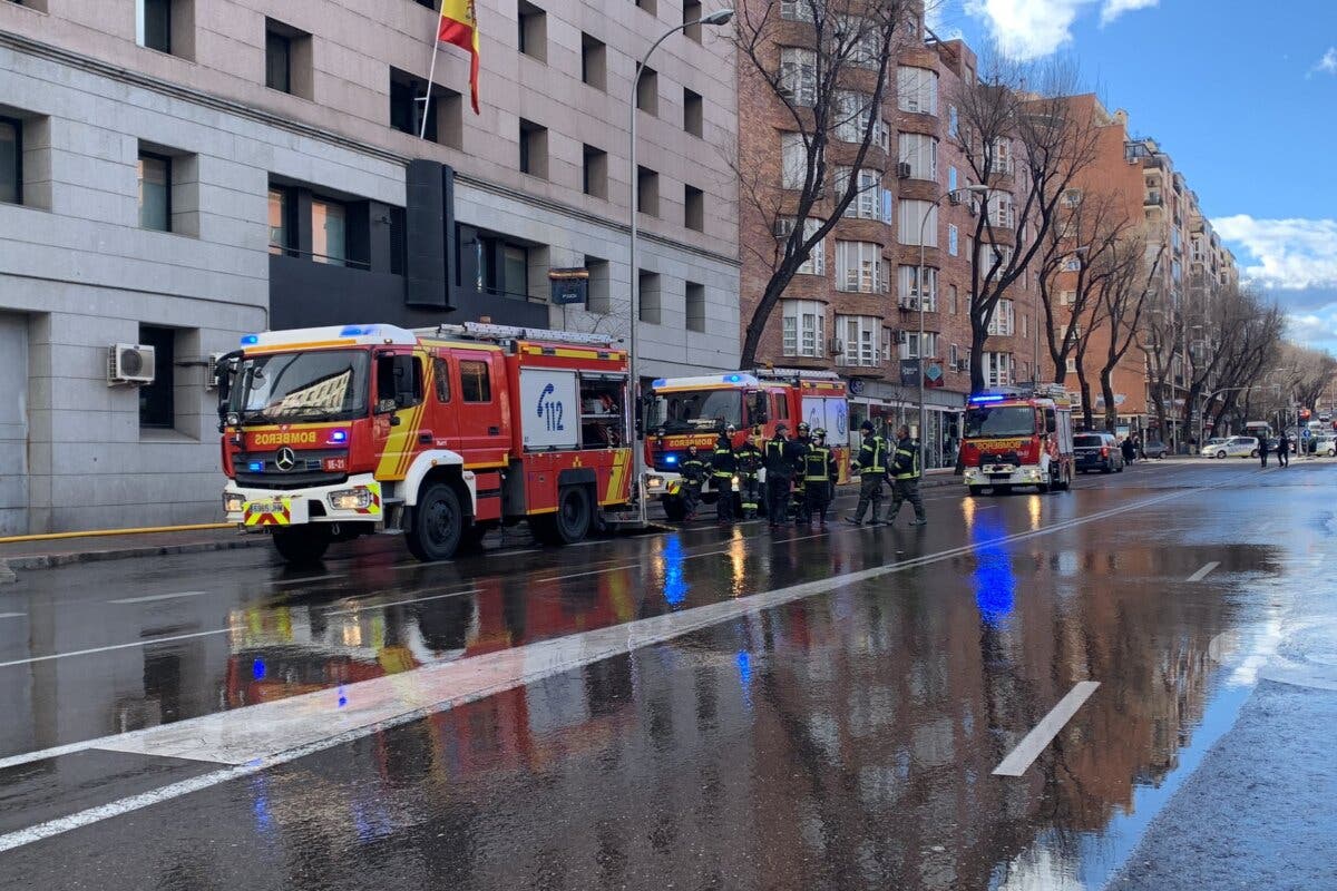 La rotura de una tubería en Ronda de Toledo provoca cortes de calles y de una línea del Metro de Madrid