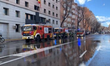 La rotura de una tubería en Ronda de Toledo provoca cortes de calles y de una línea del Metro de Madrid