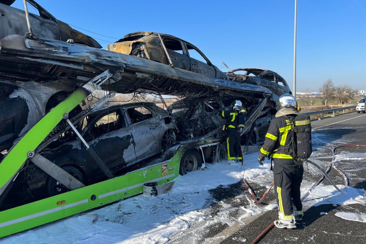 Arde un camión portacoches en la M-45, en San Fernando de Henares