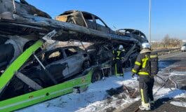 Arde un camión portacoches en la M-45, en San Fernando de Henares