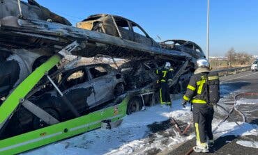 Arde un camión portacoches en la M-45, en San Fernando de Henares