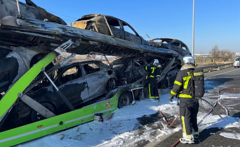 Arde un camión portacoches en la M-45, en San Fernando de Henares