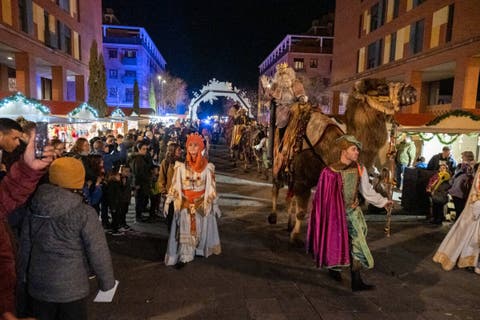 Los Reyes Magos llegan en camello a Azuqueca de Henares