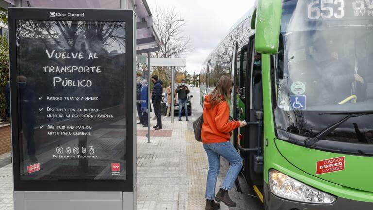 Los autobuses urbanos e interurbanos de la Comunidad de Madrid serán gratuitos para los desempleados que hagan cursos de formación