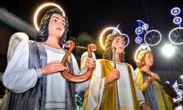 Vuelve el pasacalles diario de los Ángeles Navideños Gigantes en Torrejón de Ardoz