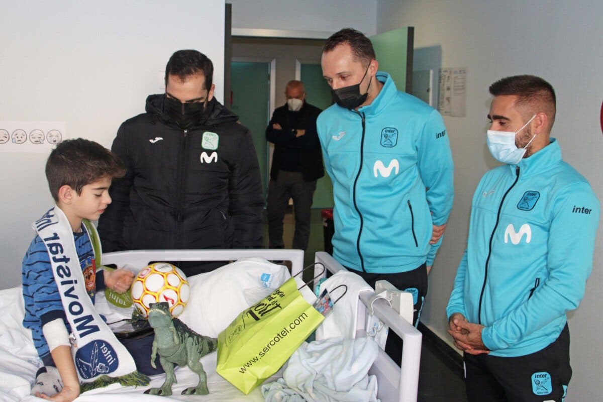 El Inter Movistar lleva los primeros regalos de Reyes a los niños hospitalizados en Torrejón