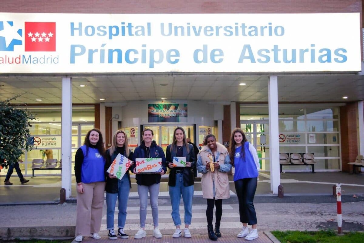 Las capitanas del Atleti Femenino entregan juguetes a los niños ingresados en Alcalá 