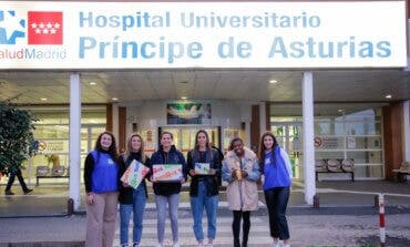 Las capitanas del Atleti Femenino entregan juguetes a los niños ingresados en Alcalá 