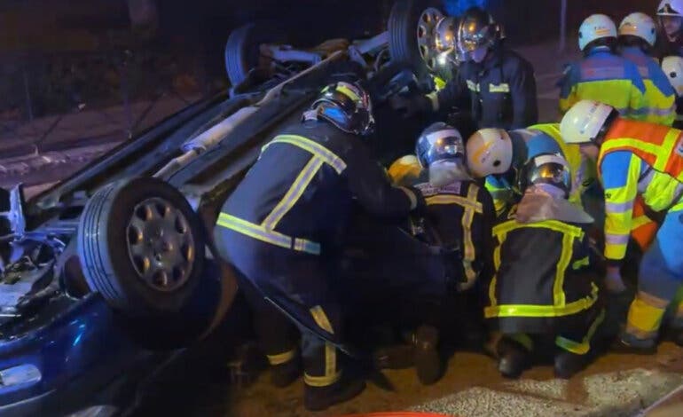 Herido muy grave un conductor de 35 años tras chocar contra una isleta en Getafe