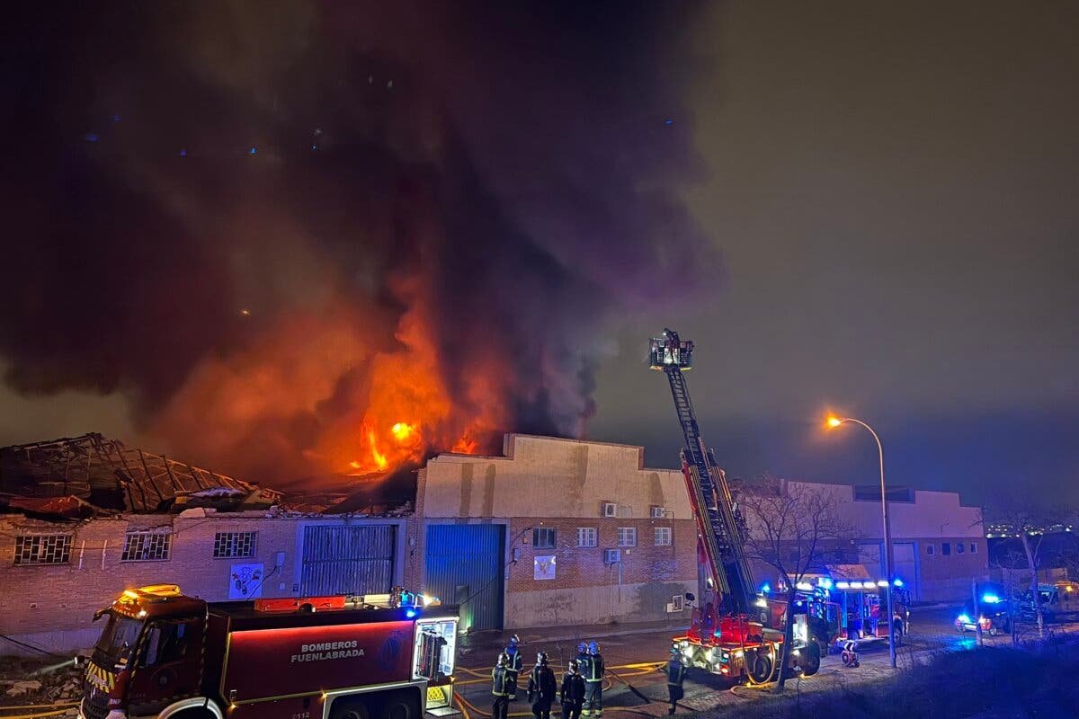 Arde una nave industrial dedicada a la repostería en el polígono Cobo Calleja de Fuenlabrada