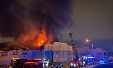 Arde una nave industrial dedicada a la repostería en el polígono Cobo Calleja de Fuenlabrada