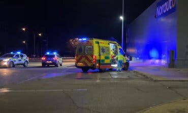 Hallan muerto a un hombre junto a un contenedor de cartones en llamas en Parla