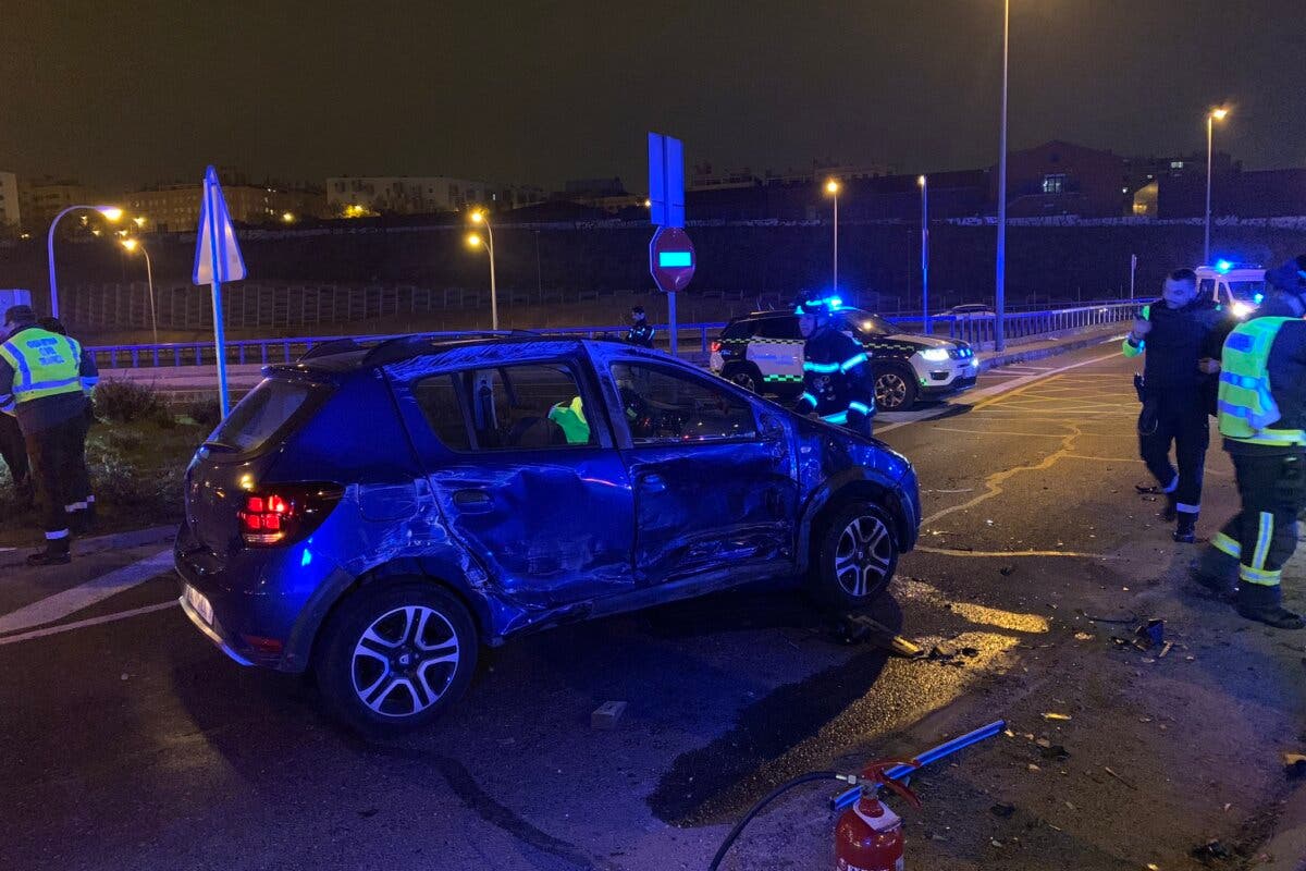 Un herido en una colisión entre dos turismos en una rotonda en Madrid