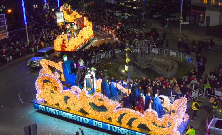 La Gran Cabalgata de Reyes de Torrejón: 18 carrozas, 23 pasacalles y 7 toneladas de caramelos