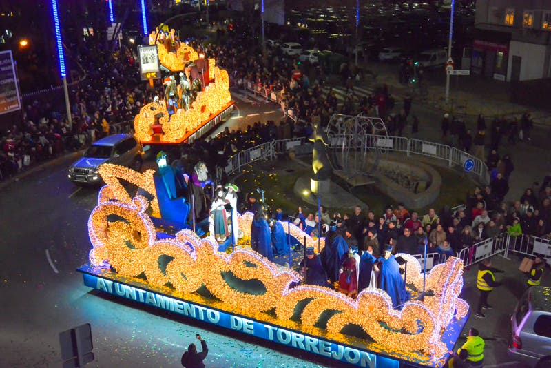 La Gran Cabalgata de Reyes de Torrejón: 18 carrozas, 23 pasacalles y 7 toneladas de caramelos