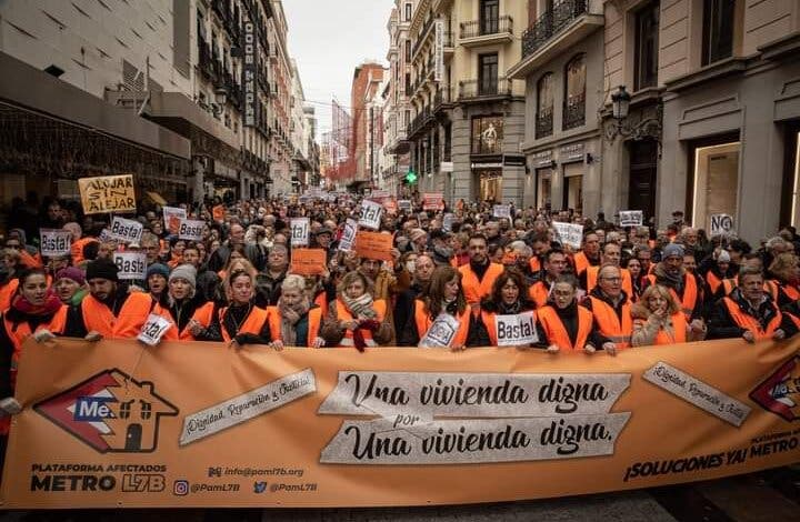 Vecinos de San Fernando de Henares se han manifestado en Madrid por el problema de Metro