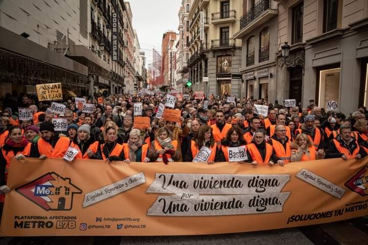 Vecinos de San Fernando de Henares se han manifestado en Madrid por el problema de Metro