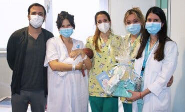 El ministro Alberto Garzón da la bienvenida a su tercer hijo en el Hospital de Torrejón